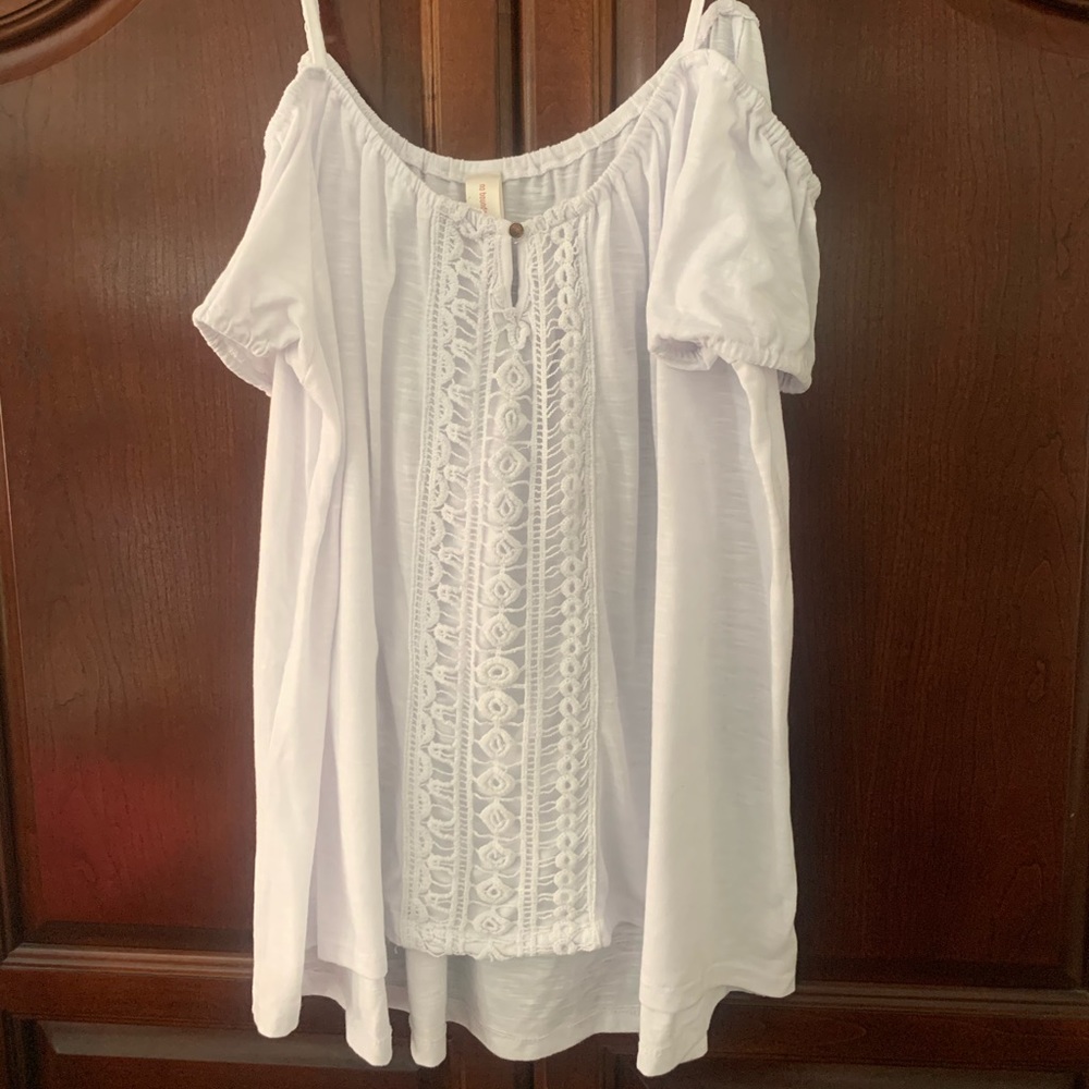 Adorable cold shoulder top!!😍